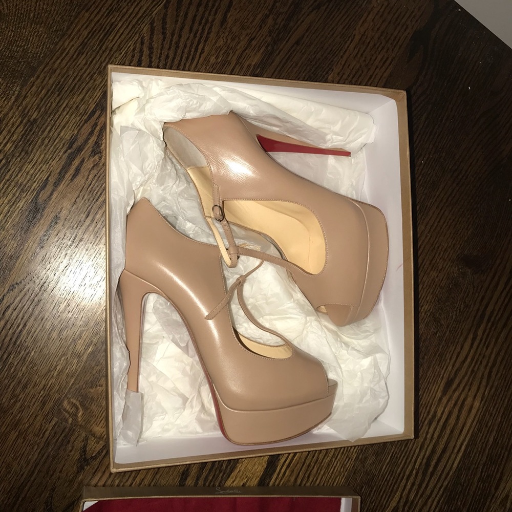 Christian Louboutin - Picture 3 of 4